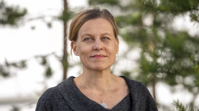 Tanssiva karhu -runoraadin puheenjohtaja, runoilija Anja Erämaja