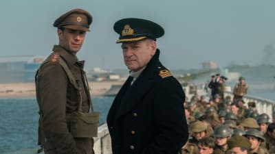 Winnant (James D'Arcy) och Bolton (Kenneth Branagh) står på piren i Dunkirk och spanar ut mot havet. 