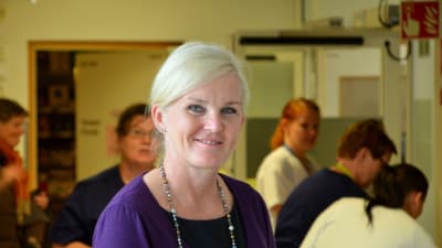 Sjukhusdirektör står i korridor.