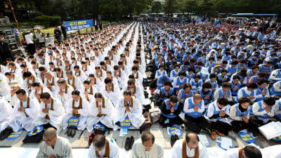 Även sydkoreanska buddhister motsätter sig regeringens kontroversiella beslut att bygga missilförsvarssystemet Thaad. Beslutet försämrar också relationerna med Kina och Nordkorea