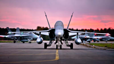 Flygvapnets Hornet-plan under en militärövning 2012