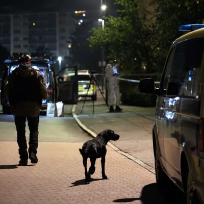 Polispatrull i Jordbro efter en dödsskjutning där den 28 september. 