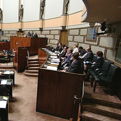 Hallitus ja eduskunta koolla.