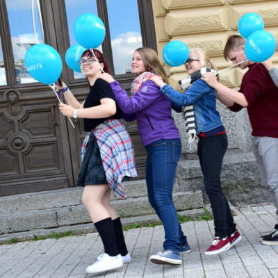 Hämeenlinnan #nuvatlakiin-kampanjan flash mob, nuoria letkajenkkaamassa Raatihuoneen edustalla