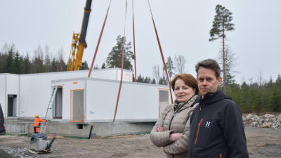 Raija Rehnberg och Mikael Jern följer med byggnadsarbetena vid det nya slakteriet i Västankvarn.