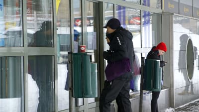 Resenärer vid stängd busstation.