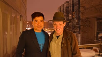 Bloggaren Andrew Chow (Singapore) hade aldrig sett snö före i Finland. Resebloggaren Shane Dallas (Australien) hade inte sett snö på 20 år. Naturligtvis tvingade fotografen ut männen i snön.