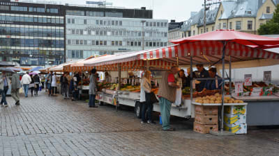 Torghandel på Salutorget i Åbo.