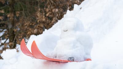 Aleksi Lehikoinens snöskulptur på skidor.