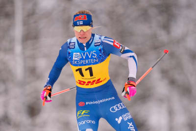 Jasmi Joensuu åker skidor.