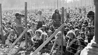 Ruisrock-festivaalin yleisöä vuonna 1971. Kuva Ruisrock-dokumenttielokuvasta.