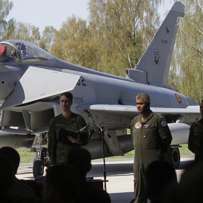 Portugalilaiset ottavat neljäksi kuukaudeksi vastuulleen Baltian maiden ilmavalvonnan Espanjalaisilta NATO-tehtävien vuoronvaihdossa. Taustalla espanjalainen Eurofighter Typhoon hävittäjä.