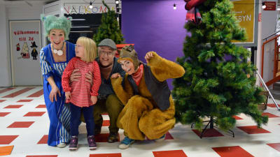 Karaktärerna Susie, Farfar Rost och Hamstern från julkalenderna "Det jättestora juleljuset" tillsammans med Klara Maria som var på besök.