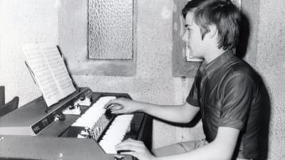 Den unge Richard Clayderman spelar orgel