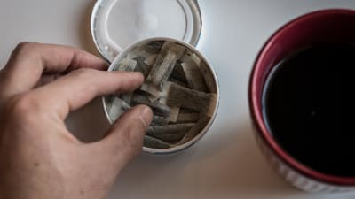 Portionssnus och kaffekopp. 