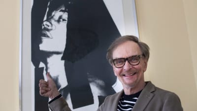 Christian Forsberg framför en affisch med Jimi Hendrix.