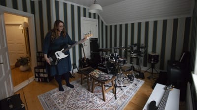 Jutta Carpelan spelar bas hemma.