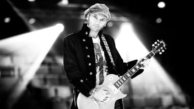 Dimitri Keiski med gitarr