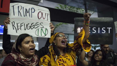 Demonstration på flygplatsen i San Francisco mot Donald Trumps inreseförbud mot sex muslimska länder. 