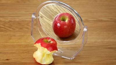 Ett äpple som speglar sig.