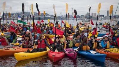 Greenpeaceaktivister försöker stoppa oljeborrningsfartyg.