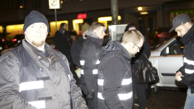 Aktivister i Finska Motståndsrörelsen som ordningsmän på 612-fackeltåget 2014