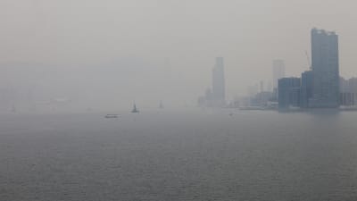 Luftföroreningar i Hongkong den 10 maj 2017. För stadsbor i Kina framstår kampen mot klimatförändringen främst som en kamp mot luftföroreningarna.