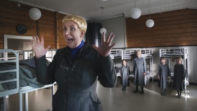 Den stränga föreståndaren Minna Pinna (Jenni Kokander) står i sovsalen och skriker upprört då ett av barnen rymt från barnhemmet.