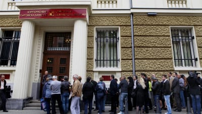 Folk står i kö utanför en bulgarisk bank i huvudstaden Sofia den 20 juni.