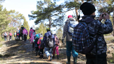 barn på utflykt i skog