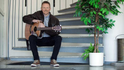 David Strömbäck med gitarr