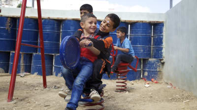 Palestinska barn i Hebron njuter av sin nya gunga