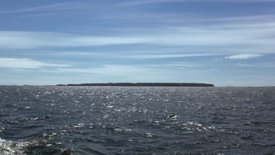 Mjölö med öppet hav omkring.