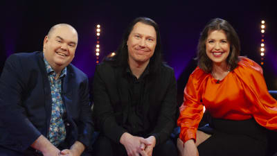Johan Lindroos, Kjell Simosas och Eva Frantz analyserar Eurovisionsbidragen i del två av De Eurovisa. 