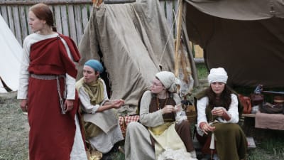 Fyra vikingakvinnor i vikingaby på vikingafestival i Finland.