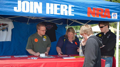 Den amerikanska vapenlobbyn NRA rekryterar medlemmar i ett tält under ett vapenjippo i Indianapolis 2010.