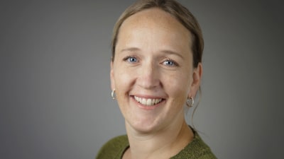 Porträtt på Malin Sund som är forskare vid Umeå universitet och Helsingfors universitet.