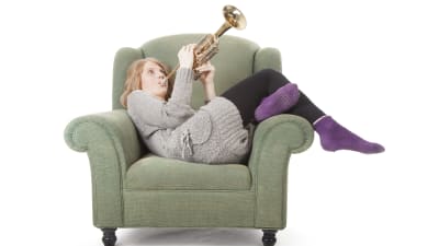Flicka som spelar trumpet