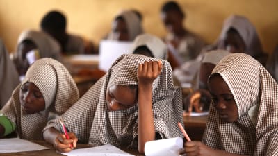 Nuoret tytöt osallistuvat kokeeseen islamilaisessa koulussa Nigeriassa.