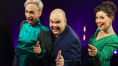 Christoffer Strandberg, Johan Lindroos och Eva Frantz bedömer sju eurovisionsbidrag i det första avsnittet av De Eurovisa. 