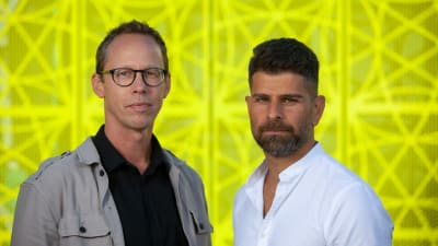 Journalisten och författaren Markus Lutteman och polisen Hanif Azizi i samband med utgivningen av "Förortssnuten". 2021.