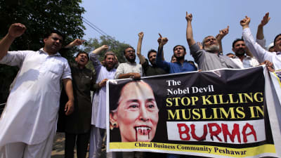 "Nobel-djävulen, sluta döda muslimer i Burma" står det på banderollen som hölls upp av demonstranter i Pakistan den 7 september.