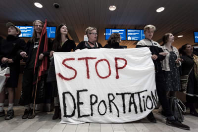 Pakolaisaktivistit protestoivat Kööpenhaminan lentokentän lähtöterminaalissa 1. elokuuta 2016 ugandalaisen turvapaikanhakijan karkottamista vastaan.