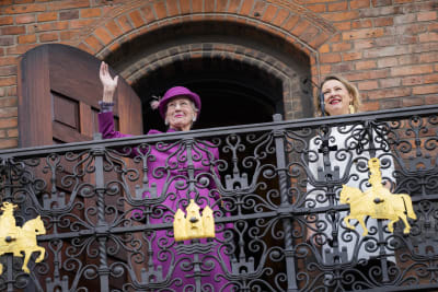 Drottning Margrethe II vinkar från Köpenhamns rådhus balkong. Till höger stadens borgmästare Sophie Hæstorp Andersen.