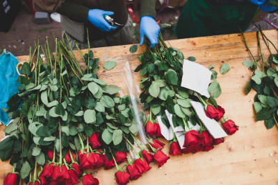 Röda rosor på ett träbord.