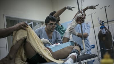 Läkare opererar skadad man efter bombningar i Aden.