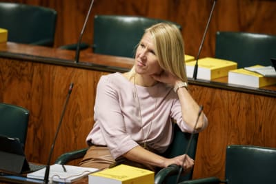 Samlingspartiets Sari Multala sitter vid sin plats i riksdagens plenisal.