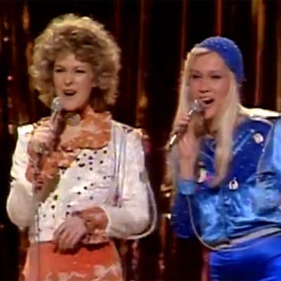 ABBA framför sin vinnarlåt Waterloo i Eurovision Song Contest 1974