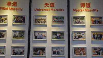 En vägg med fotografier på anställda i ett företag