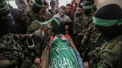 Krigare från Hamas väpnade gren Qassambrigaderna begravde en av sina döda på lördagen. 